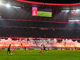 Prezentace fanou�k� Bayernu Mnichov v utkání Ligy mistr� proti Sportingu...