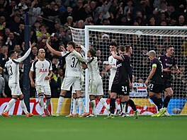Hrá�i Tottenhamu se radují z vlastního gólu slávisty Davida Zimy.