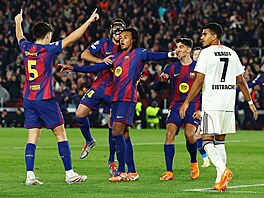 Barcelon�tí hrá�i oslavují gól proti Frankfurtu.