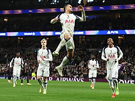 Xavi Simons z Tottenhamu se raduje ze t�etího gólu proti Slavii.