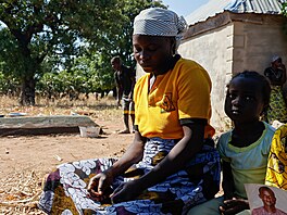 P�íbuzní unesených d�tí ze �koly ve vesnici Papiri  v Nigérii �ekají v obci...