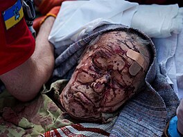 Dobrovolníci �erveného k�í�e evakuují zran�ného mu�e z vícepodla�ního obytného...