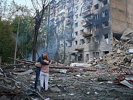 Lidé se objímají poté, co ruská raketa zasáhla bytový d�m v Kyjev�. (17. �ervna...