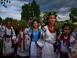 D�v�ata oble�ená v tradi�ních ukrajinských krojích tan�í v kruhu b�hem letních...