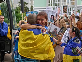 �ena v �ernyhivské oblasti na Ukrajin� objímá vojáka, který se vrátil z ruského...