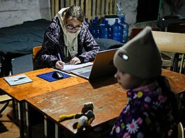 Sedmnáctiletá Sofia Sisaová d�lá domácí úkoly v podzemním krytu b�hem poplachu...