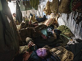 Ukrajin�tí vojáci 148. d�lost�elecké brigády odpo�ívají v zákopu po palb� na...