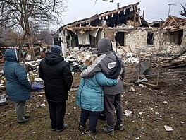 Natalia Mala�oková a její p�íbuzní si prohlí�ejí její d�m, který byl po�kozen...