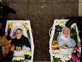 Matky b�hem poh�ebního ob�adu v Krivém Rihu  plá�ou nad rakvemi svých d�tí,...
