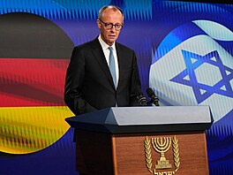 Izraelský premiér Benjamin Netanjahu a n�mecký kanclé� Friedrich Merz hovo�í v...