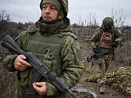 Ru�tí vojáci stojí na strá�i na pozorovacím stanovi�ti  na frontové linii u...