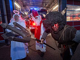 Hasi�i z Pardubic se p�evlékají za Mikulá�e, �erta a and�la. (5. prosince 2025)