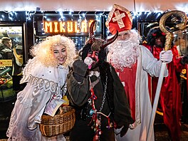 Mikulá�ský trolejbus v Hradci Králové, který projí�dí m�stem s Mikulá�em, �erty...