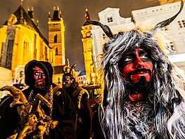 Mikulá�, and�lé na ch�dách a ohniví �erti na Velkém nám�stí v Hradci Králové....