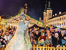 Mikulá�, and�lé na ch�dách a ohniví �erti na Velkém nám�stí v Hradci Králové....