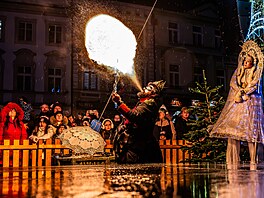 Mikulá�, and�lé na ch�dách a ohniví �erti na Velkém nám�stí v Hradci Králové....