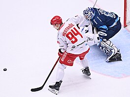 Andrej Nestra�il z T�ince se sna�í vyzrát na libereckého branká�e Petr Kvá�u.