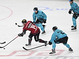 Spar�anský kapitán Chlapík nají�dí do karlovarské obrany.