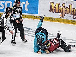 Bitka Josefa My�áka z Karlových Var� (vlevo) a Aarona Irvinga ze Sparty.