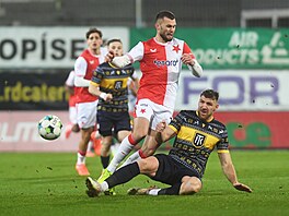 Teplický stoper Takács odehrává mí� p�ed slávistou Prekopem.