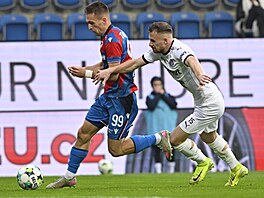 Plze�ský Amar Memi� se s mí�em sna�í uniknout Patriku Blahútovi ze Slovácka-