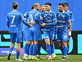Mladoboleslav�tí fotbalisté se radují z gólu.
