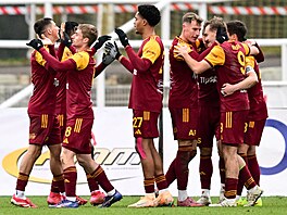 Fotbalisté Dukly se radují z gólu Michala Kroupy.