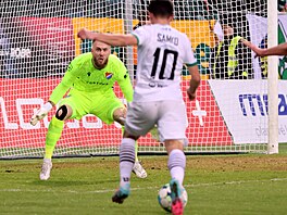 Karvinský Denny Samko v �anci p�ed branká�em Dominikem Holcem z Baníku