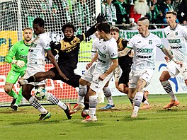 Dennis Owusu z Baníku bojuje v pokutovém území Karviné o mí� s karvinským...