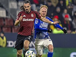 Spar�anský obránce Jakub Martinec vyvá�í mí� p�ed Jáchymem �ípem z Olomouce.