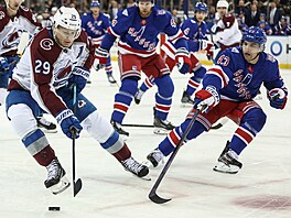 Úto�ník Nathan MacKinnon z Colorada s pukem v utkání proti New Yorku Rangers