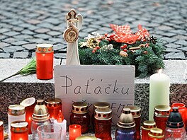 P�ed sídlem rádia Evropa 2, kde p�sobil zesnulý moderátor Patrik Hezucký,...