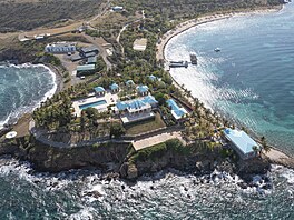 Letecký pohled na soukromý ostrov Jeffreyho Epsteina v Karibiku. (4. prosince...