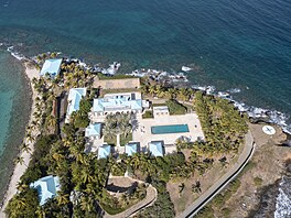 Letecký pohled na soukromý ostrov Jeffreyho Epsteina v Karibiku. (4. prosince...