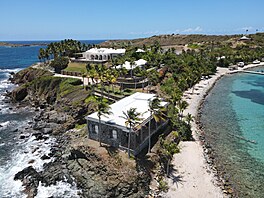 Letecký pohled na soukromý ostrov Jeffreyho Epsteina v Karibiku. (4. prosince...