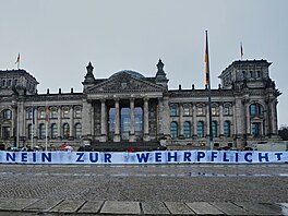 V Berlín� p�ed budovou �í�ského sn�mu se konal protest proti zavedení povinné...