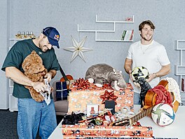 �ÍM ZA�NEME? Martin si bere medv�da, Petr sáhne po mí�i.