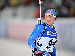 Dorothea Wiererová se s mírným �okem nalézá v cíli vytrvalostního závodu na...