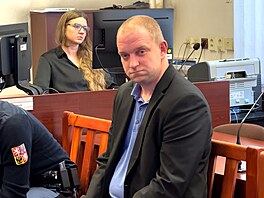 Ob�alovaný Petr Zemánek u M�stského soudu v Praze (9. prosince 2025)