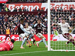 Leandro Trossard srovnává na 1:1 v utkání s Aston Villou.