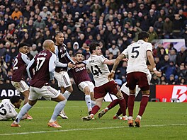 Emiliano Buendía st�ílí vít�zný gól v utkání s Arsenalem.