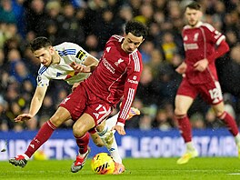 Curtis Jones z Liverpoolu v souboji o mí� s Antonem Stachem.