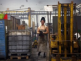 D�lníci ma�arského metalurgického provozu se rozhodli nafotit kalendá�, ve...