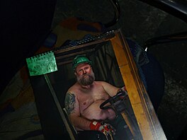 D�lníci ma�arského metalurgického provozu se rozhodli nafotit kalendá�, ve...