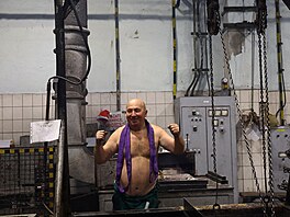 D�lníci ma�arského metalurgického provozu se rozhodli nafotit kalendá�, ve...