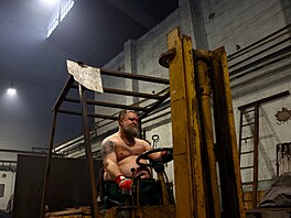 D�lníci ma�arského metalurgického provozu se rozhodli nafotit kalendá�, ve...