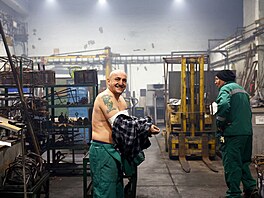 D�lníci ma�arského metalurgického provozu se rozhodli nafotit kalendá�, ve...