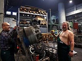 D�lníci ma�arského metalurgického provozu se rozhodli nafotit kalendá�, ve...