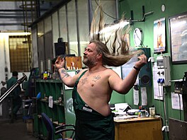 D�lníci ma�arského metalurgického provozu se rozhodli nafotit kalendá�, ve...