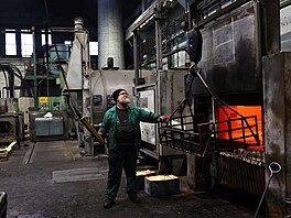 D�lníci ma�arského metalurgického provozu se rozhodli nafotit kalendá�, ve...